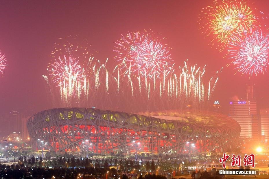 (圖為2008年8月8日晚，第二十九屆奧林匹克運動會在北京開幕。絢麗煙花綻放北京夜空，火樹銀花映“鳥巢”。 <a target='_blank' href='/'>中新社</a>記者 毛建軍 攝)