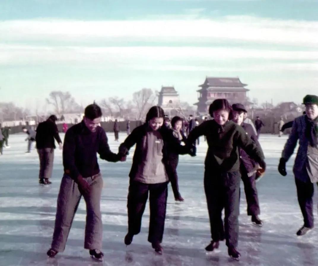 1955年，在什剎海學(xué)習(xí)溜冰的大學(xué)生。(圖源：人民畫報(bào))