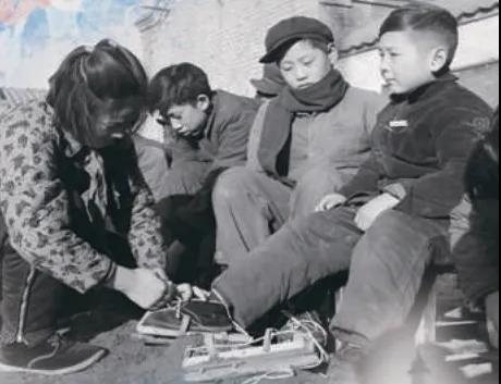 上世紀(jì)50年代，孩子們在穿木板冰鞋。(圖源：北京日報(bào))
