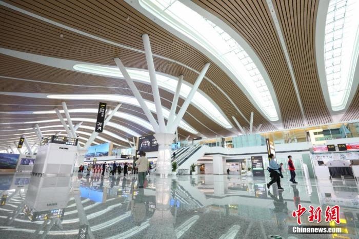 資料圖：貴陽龍洞堡國際機場T3航站樓出發(fā)大廳。 瞿宏倫 攝