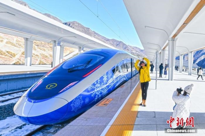 1月12日，河北省張家口市崇禮區(qū)，路側(cè)矗立的北京冬奧會標(biāo)志。崇禮11日迎來降雪，雪后的崇禮冬奧氛圍濃。 <a target='_blank' href='/'>中新社</a>記者 賈天勇 攝