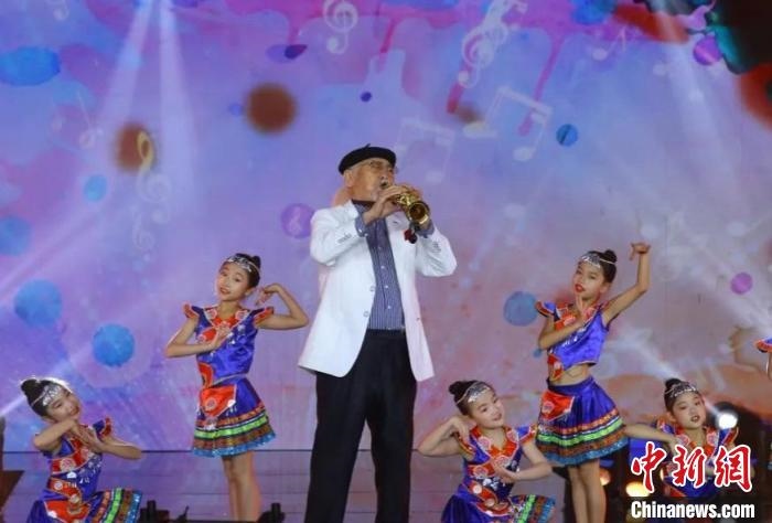 范圣琦演奏薩克斯《阿細(xì)跳月》。　北京民政部門供圖