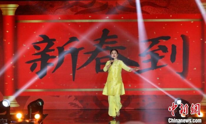 朱明瑛演唱《新春到》?！”本┟裾块T供圖