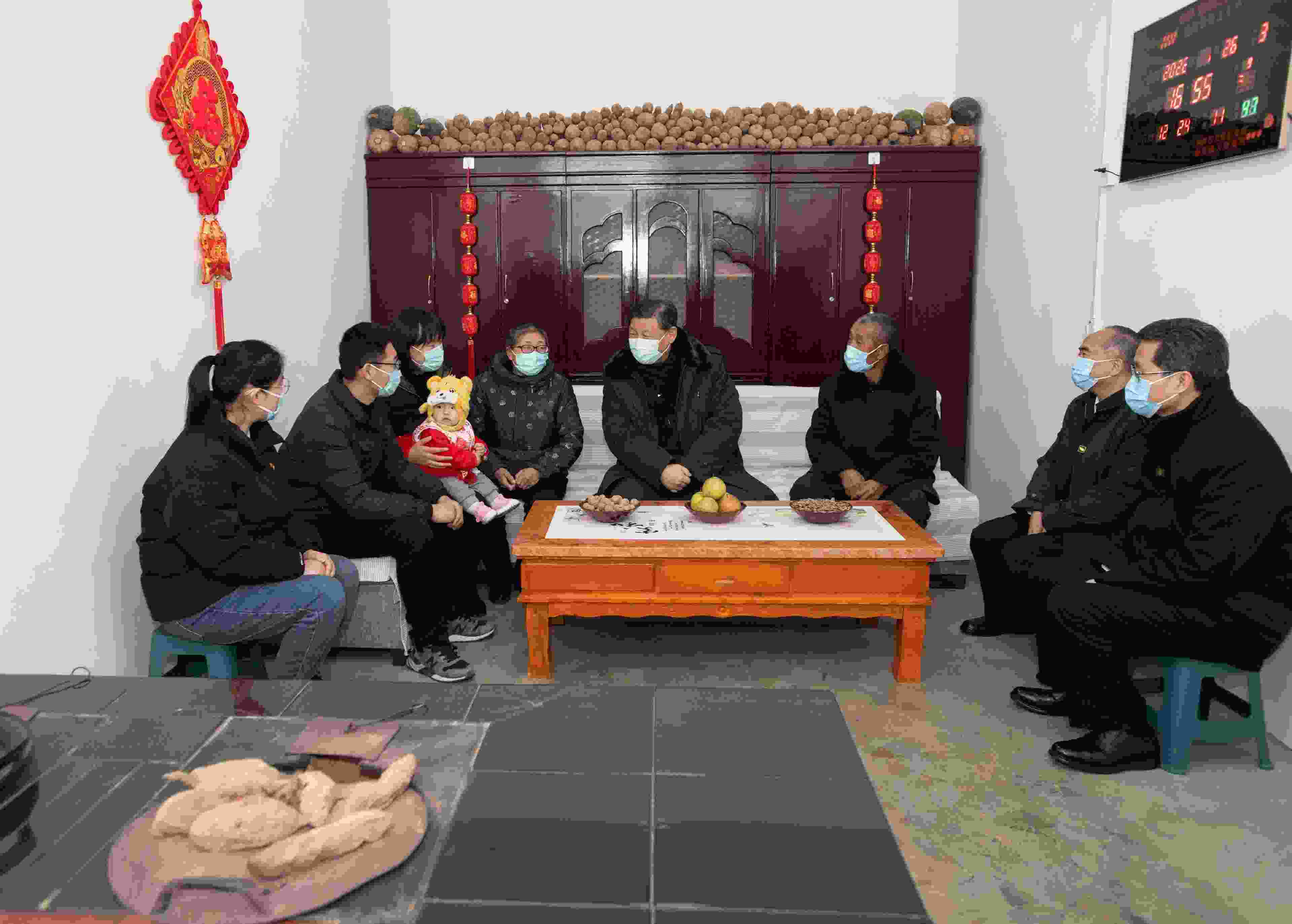 △2022年1月26日，中共中央總書記、國家主席、中央軍委主席習近平在臨汾市汾西縣僧念鎮(zhèn)段村同村民蔡文明一家親切交流。