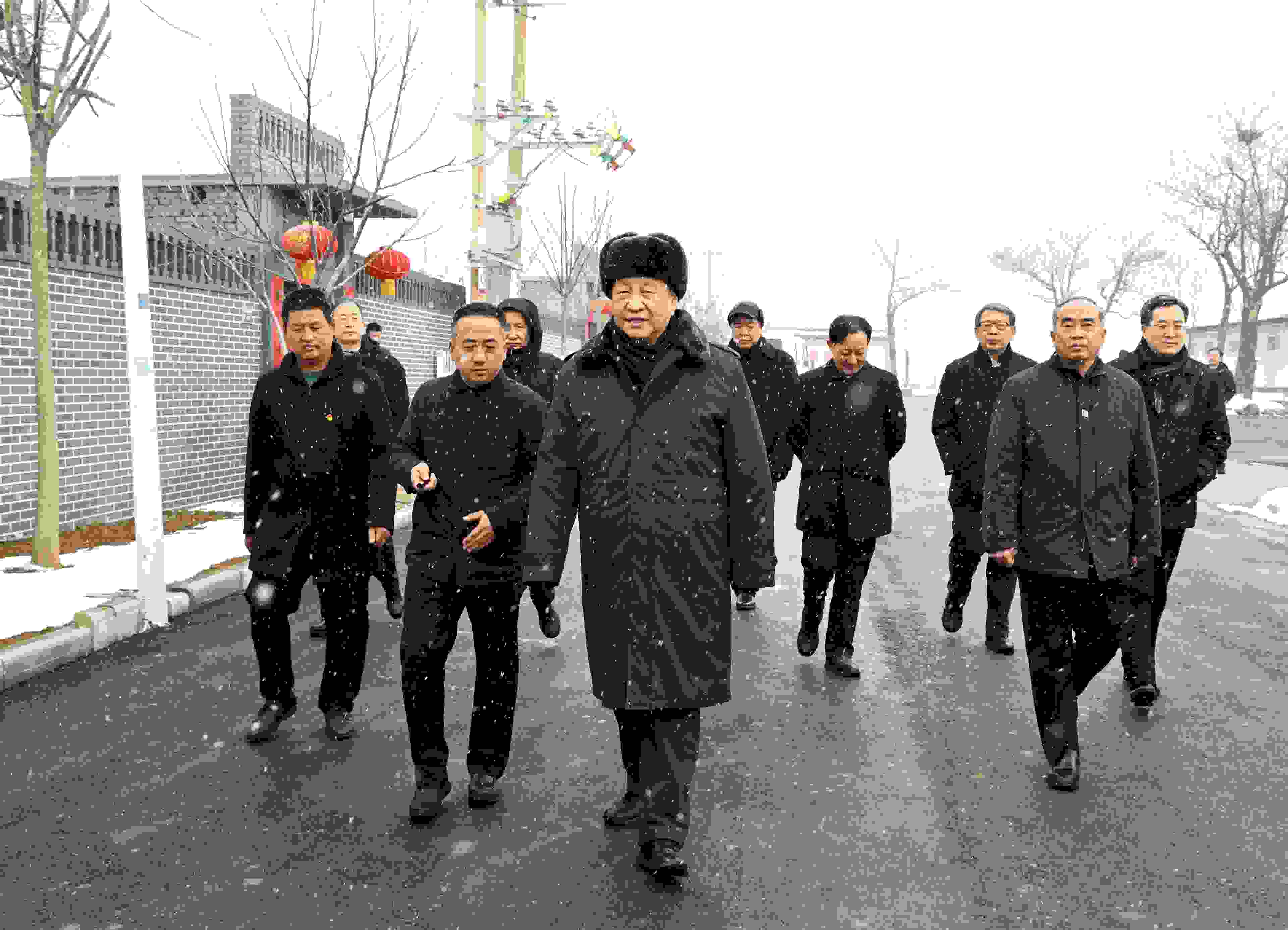 △2022年1月26日，中共中央總書記、國家主席、中央軍委主席習近平冒雪在臨汾市霍州市師莊鄉(xiāng)馮南垣村考察。