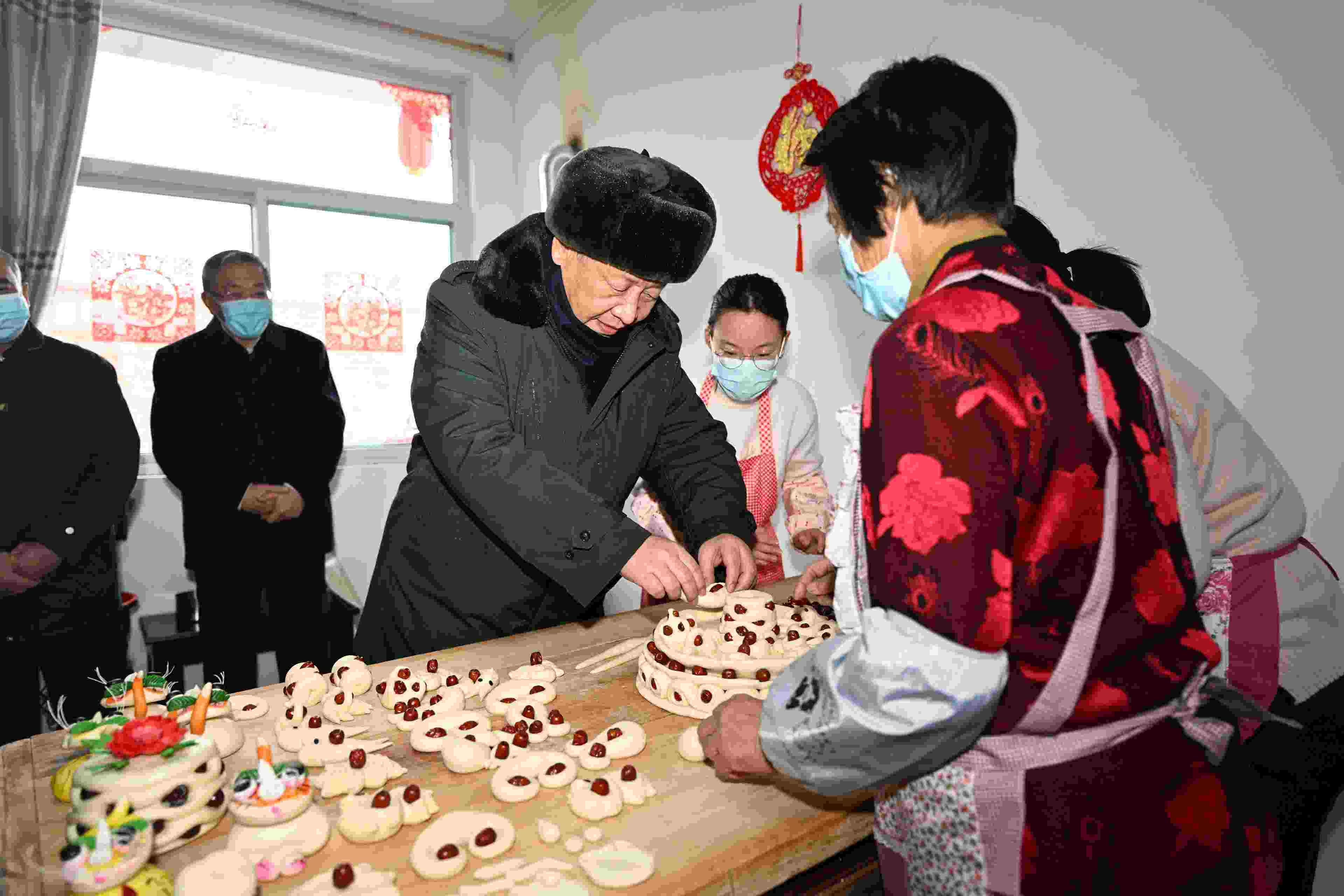△2022年1月26日，中共中央總書記、國家主席、中央軍委主席習近平在臨汾市霍州市師莊鄉(xiāng)馮南垣村，同師紅兵一家做年饃。