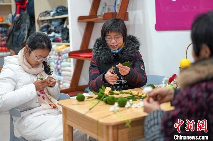 文創(chuàng)工作室的姐妹們正在鉤織月桂葉片?！」帕捡x 攝