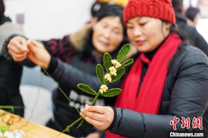 馮燕霞指導(dǎo)姐妹們鉤織月桂葉片?！」帕捡x 攝