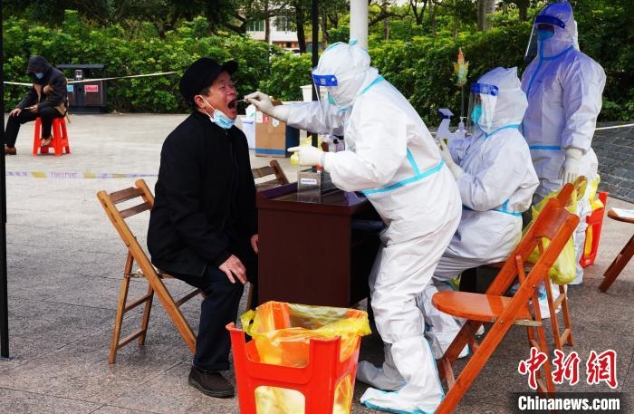 圖為德?？h組織民眾接受核酸檢測。　德?？h融媒體中心供圖