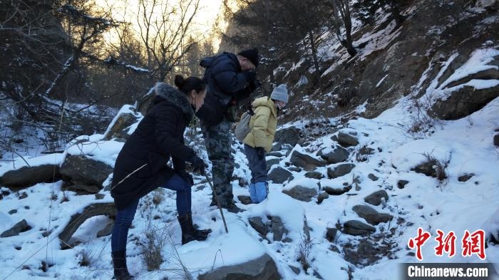 圖為工作人員發(fā)現(xiàn)疑似放歸雪豹的痕跡(資料圖)?！?nèi)蒙古賀蘭山國家級自然保護區(qū)供圖