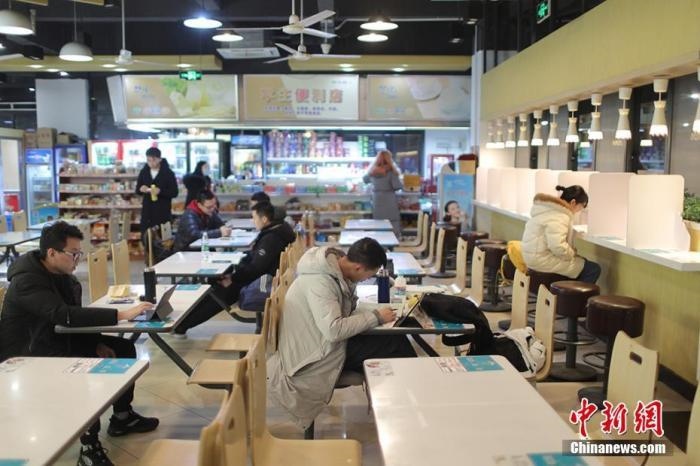 資料圖：考研學(xué)生在食堂內(nèi)復(fù)習(xí)。 泱波 攝