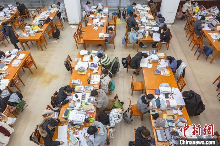 資料圖：南昌大學(xué)圖書館自習(xí)室內(nèi)，考生正在緊張復(fù)習(xí)。　劉力鑫 攝