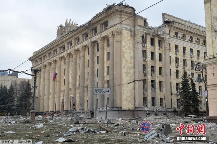 當地時間3月1日，烏克蘭哈爾科夫市中心的政府大樓廣場遭到炮擊。
