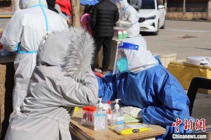 呼和浩特市民做核酸?！埩只?攝