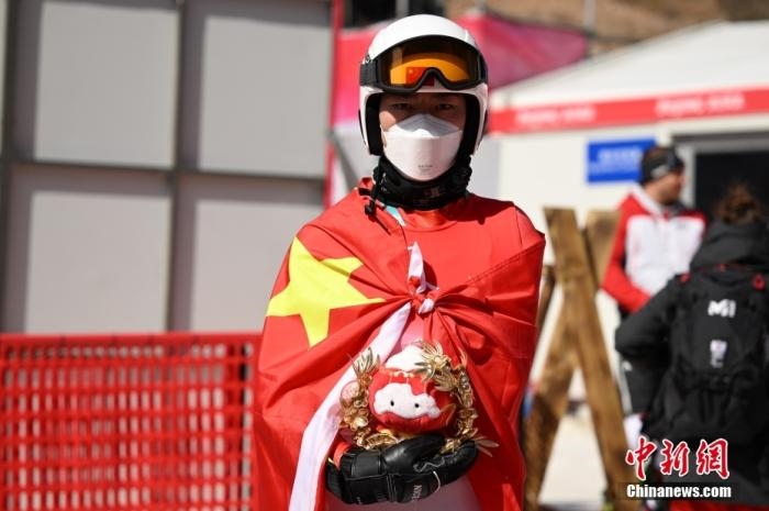 3月6日，中國選手梁景怡在賽后手捧吉祥物。當日，北京2022年冬殘奧會殘奧高山滑雪男子超級大回轉-站姿決賽在國家高山滑雪中心舉行，中國選手梁景怡奪得冠軍。 <a target='_blank' href='/'>中新社</a>記者 劉冉陽 攝 　