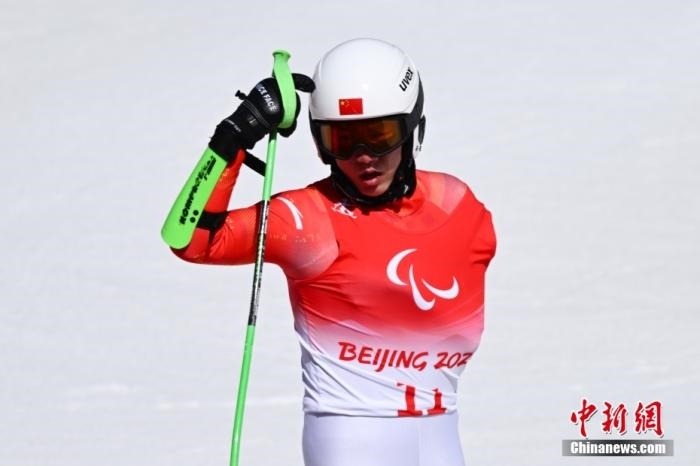 3月6日，中國選手梁景怡賽后慶祝勝利。當日，北京2022年冬殘奧會殘奧高山滑雪男子超級大回轉-站姿決賽在國家高山滑雪中心舉行，中國選手梁景怡奪得冠軍。 <a target='_blank' href='/'>中新社</a>記者 劉冉陽 攝 　