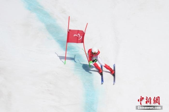 3月6日，中國選手梁景怡在比賽中。當日，北京2022年冬殘奧會殘奧高山滑雪男子超級大回轉-站姿決賽在國家高山滑雪中心舉行，中國選手梁景怡奪得冠軍。 <a target='_blank' href='/'>中新社</a>記者 劉冉陽 攝 　