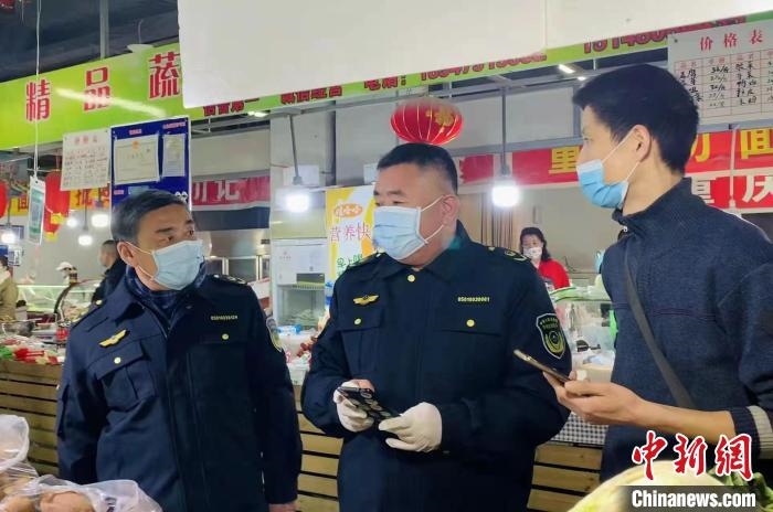 圖為執(zhí)法人員進(jìn)行調(diào)查?！±铈面谩z