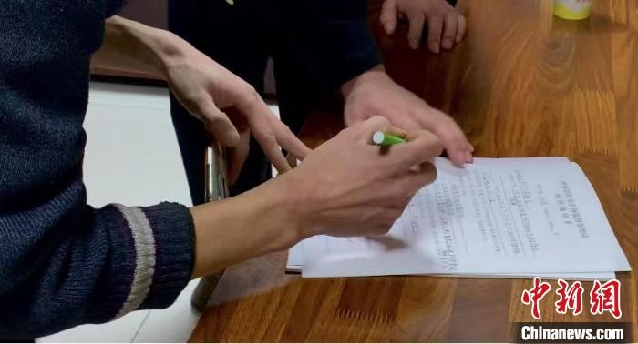 圖為現(xiàn)場下達(dá)詢問通知書?！±铈面?攝