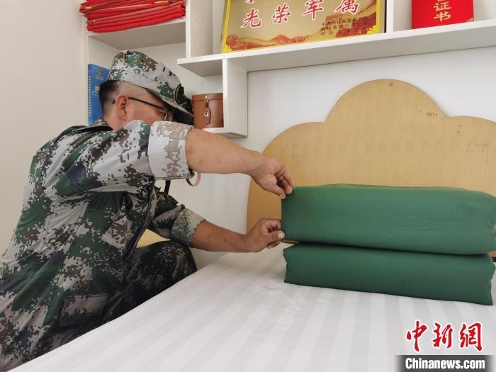 圖為謝寶民以軍人標(biāo)準(zhǔn)要求自己。　受訪者供圖