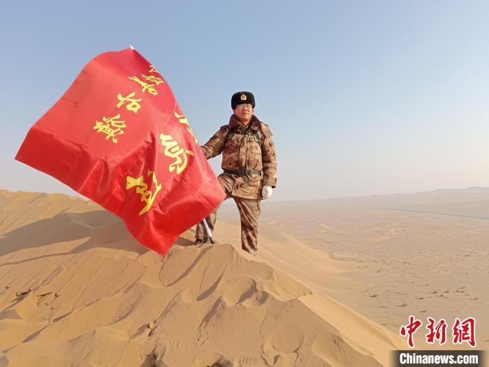 圖為在荒漠中駐守的謝寶民。　受訪者供圖