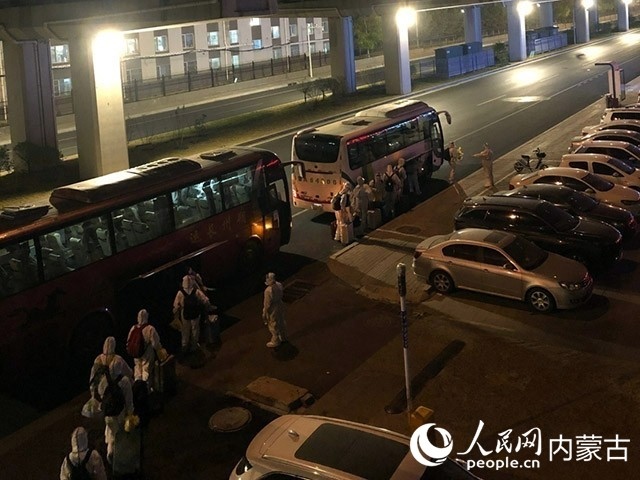 高校學(xué)生有序登車，前往隔離點(diǎn)。內(nèi)蒙古教育廳供圖