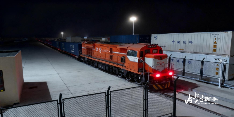 呼和浩特成功發(fā)運(yùn)首列62節(jié)車廂加長(zhǎng)中<span id='error_words_0' class=_level_2><span id='error_words_11' class=_level_2>歐班</span></span>列 mmexport1764576509380.jpg