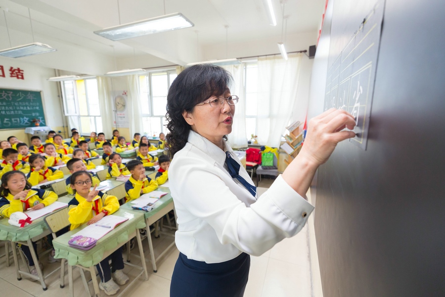 民族路小學(xué)（迎賓校區(qū)），語文老師燕凌云正在帶領(lǐng)同學(xué)們書寫漢字.jpg