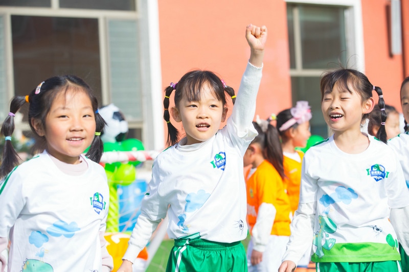 7.趣味比賽中，取得進(jìn)球的孩子正在慶祝.jpg