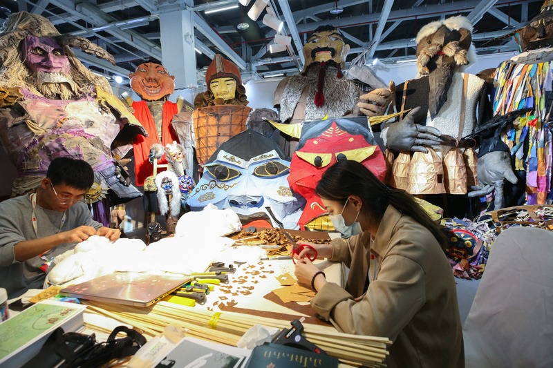 5.烏蘭劇社戲劇創(chuàng)作實踐工作坊，內(nèi)蒙古藝術(shù)學(xué)院學(xué)生現(xiàn)場制作相關(guān)道具.jpg