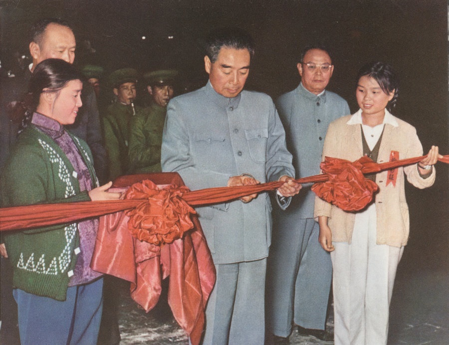 1959年10月15日，周恩來總理親自為包鋼一號高爐出鐵剪彩。.jpg