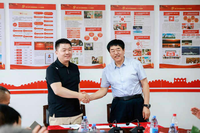 1754296043133798.jpg 簽約2.jpg