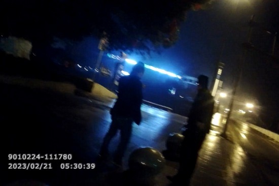 報(bào)警人唐師傅向民警講述情況 。資陽(yáng)公安供圖