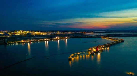 圖為中科煉化自建港口碼頭，30萬(wàn)噸級(jí)原油泊位