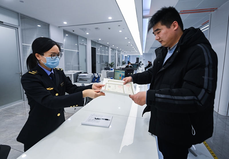 2023年2月8日，浙江省湖州市吳興區(qū)，企業(yè)負責(zé)人在中小微企業(yè)一站式服務(wù)平臺領(lǐng)取營業(yè)執(zhí)照。