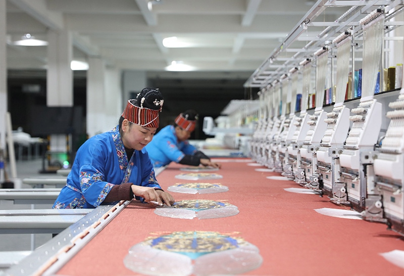 2023年2月13日，貴州省黔東南苗族侗族自治州施秉縣工業(yè)園區(qū)，工人在機繡車間作業(yè)。