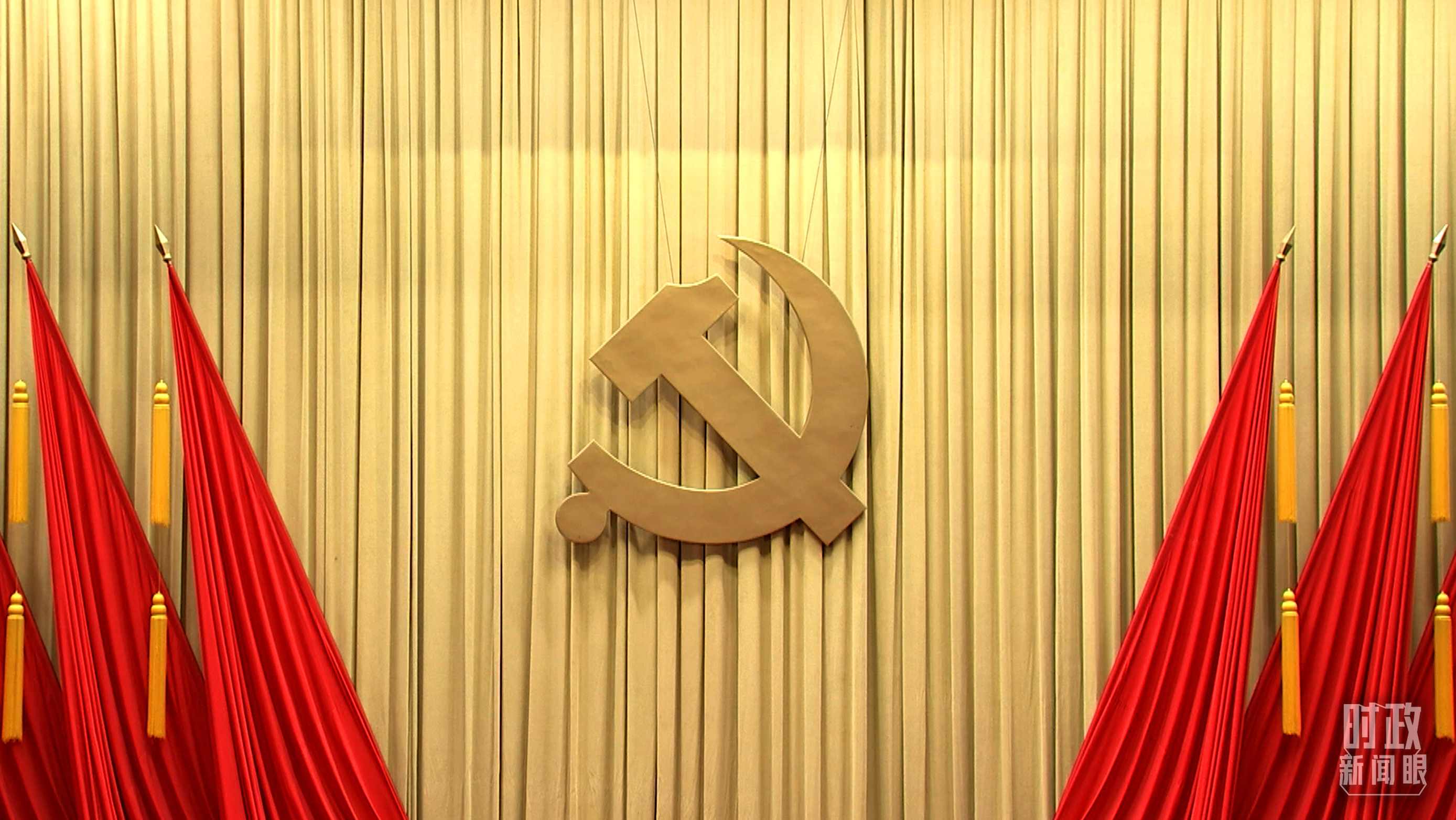 △會場上莊嚴的黨徽。（總臺央視記者郭鴻拍攝）