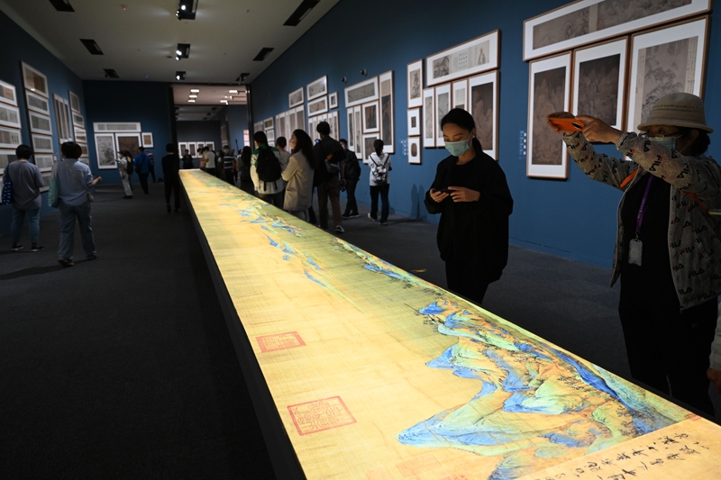 參觀者在中國國家博物館的“盛世修典——‘中國歷代繪畫大系’成果展”上觀看放大兩倍的《千里江山圖》燈光特效圖（2022年9月29日攝）。
