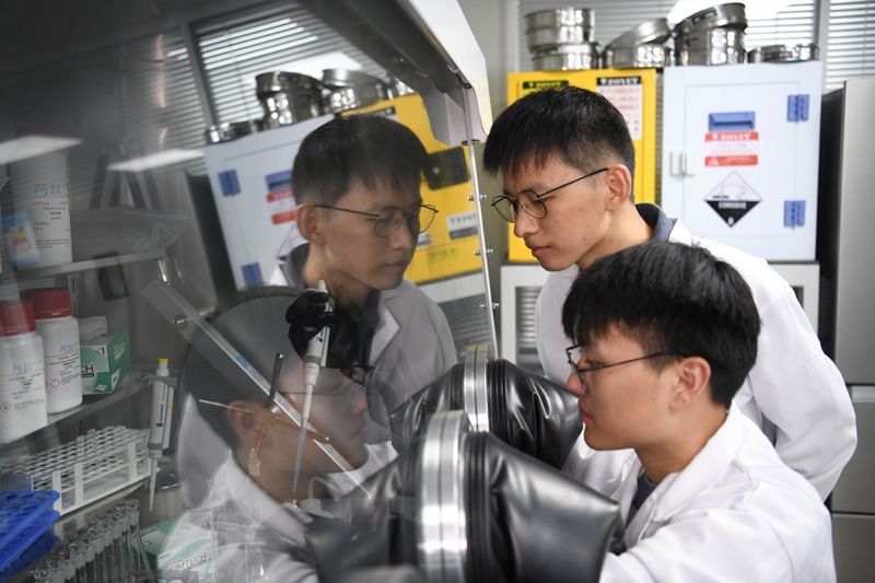 2022年10月19日，中國(guó)科學(xué)技術(shù)大學(xué)地球和空間科學(xué)學(xué)院研究員、青年教師郝記華（后）在實(shí)驗(yàn)室與學(xué)生交流。