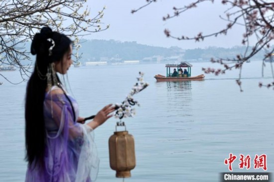 圖為游客在昆明湖畔游玩。<a target='_blank' data-cke-saved-href='/' href='/'><p align=