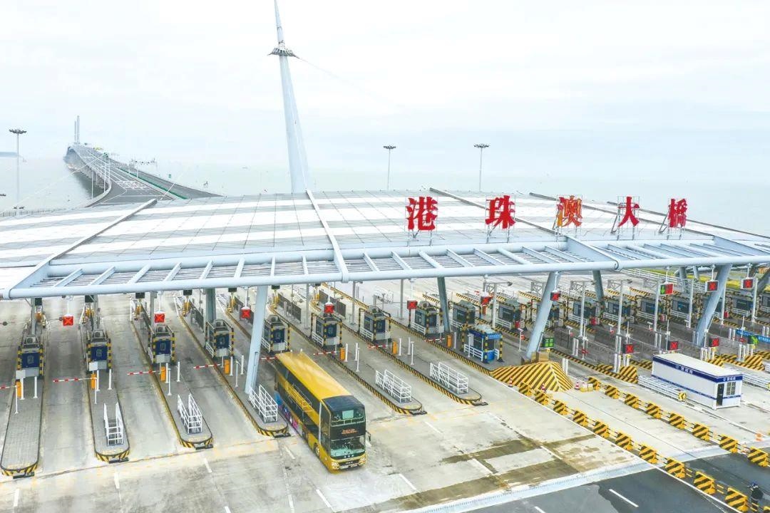 △一輛從香港開(kāi)往珠海的港珠澳大橋穿梭巴士入境珠海。