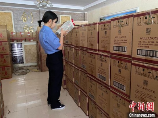資料圖為檢察人員核對(duì)查獲的假冒品牌白酒。青海省人民檢察院供圖