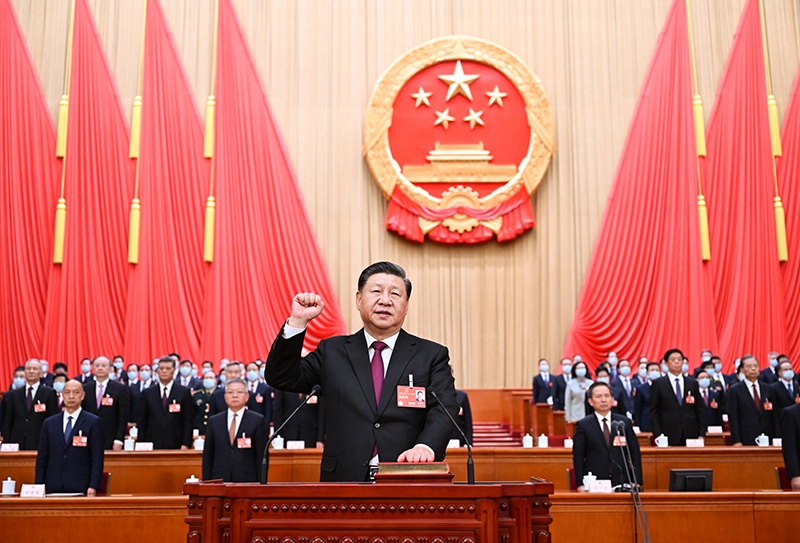 2023年3月10日，十四屆全國(guó)人大一次會(huì)議在北京人民大會(huì)堂舉行第三次全體會(huì)議。習(xí)近平全票當(dāng)選為中華人民共和國(guó)主席、中華人民共和國(guó)中央軍事委員會(huì)主席。這是習(xí)近平進(jìn)行憲法宣誓。