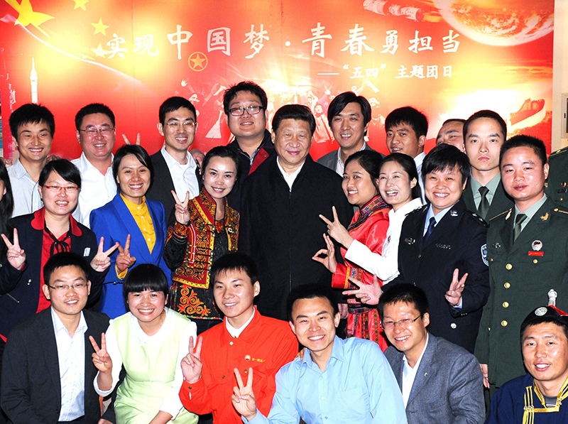 2013年5月4日，習(xí)近平總書記來(lái)到中國(guó)航天科技集團(tuán)公司中國(guó)空間技術(shù)研究院，同各界優(yōu)秀青年代表座談并發(fā)表重要講話。這是座談會(huì)前，習(xí)近平和在展廳參觀的優(yōu)秀青年代表合影。