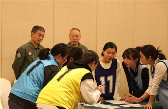2023年4月4日，參加海軍招飛選拔的學(xué)生在心理選拔環(huán)節(jié)討論發(fā)言，海軍飛行人才心理選拔專家對(duì)參檢學(xué)生進(jìn)行活動(dòng)觀察。