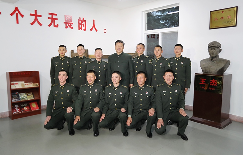 2017年12月13日，中共中央總書記、國家主席、中央軍委主席習(xí)近平到第71集團軍視察。這是習(xí)近平同“王杰班”戰(zhàn)士合影。