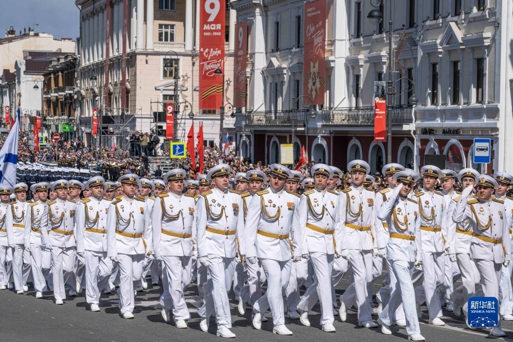 5月9日，在俄羅斯符拉迪沃斯托克市，軍人參加閱兵式。新華社發(fā)（郭飛洲攝）