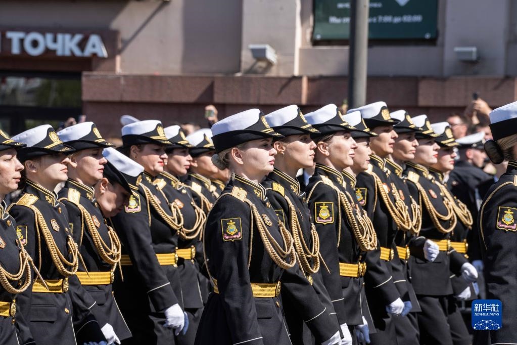 5月9日，在俄羅斯符拉迪沃斯托克市，軍人參加閱兵式。新華社發(fā)（郭飛洲攝）