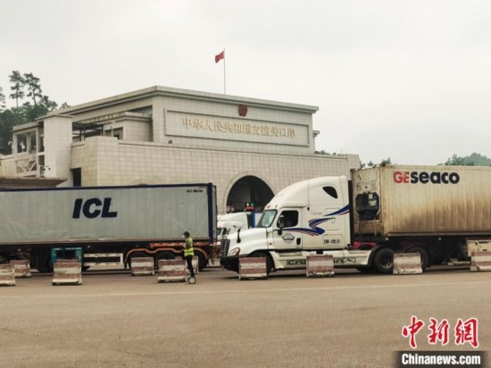 近日，位于中越邊境廣西憑祥市的友誼關(guān)口岸車水馬龍，裝載著東盟水果的跨境車輛來往不斷。黃艷梅 攝