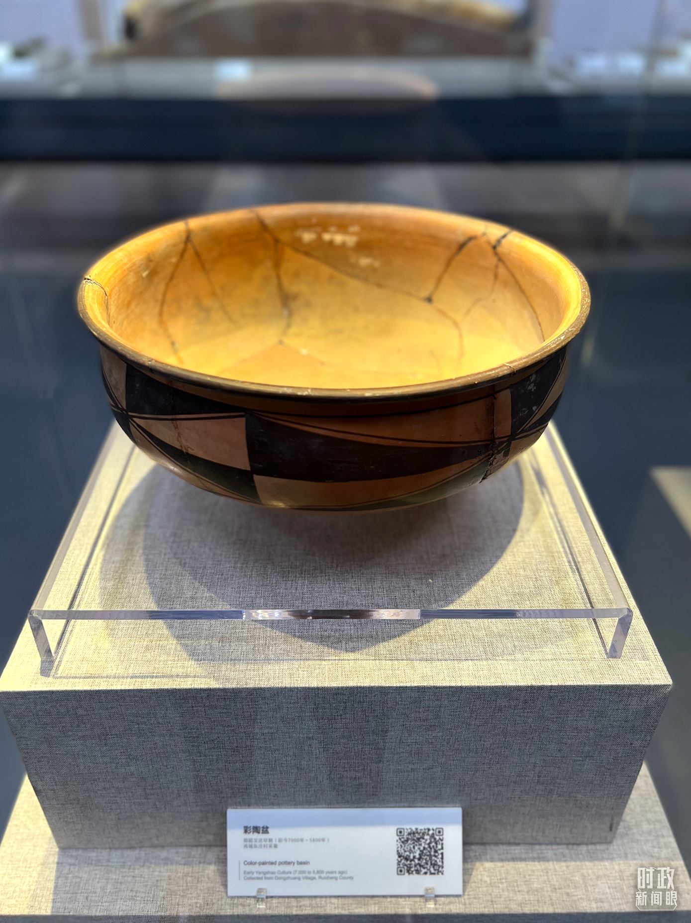 △運城博物館內(nèi)展出的仰韶文化早期的彩陶盆。（總臺央視記者邢彬拍攝）